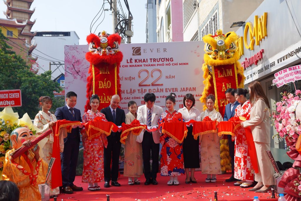 Ban lãnh đạo EVER cùng nhau cắt băng khai trương chi nhánh Hồ Chí Minh