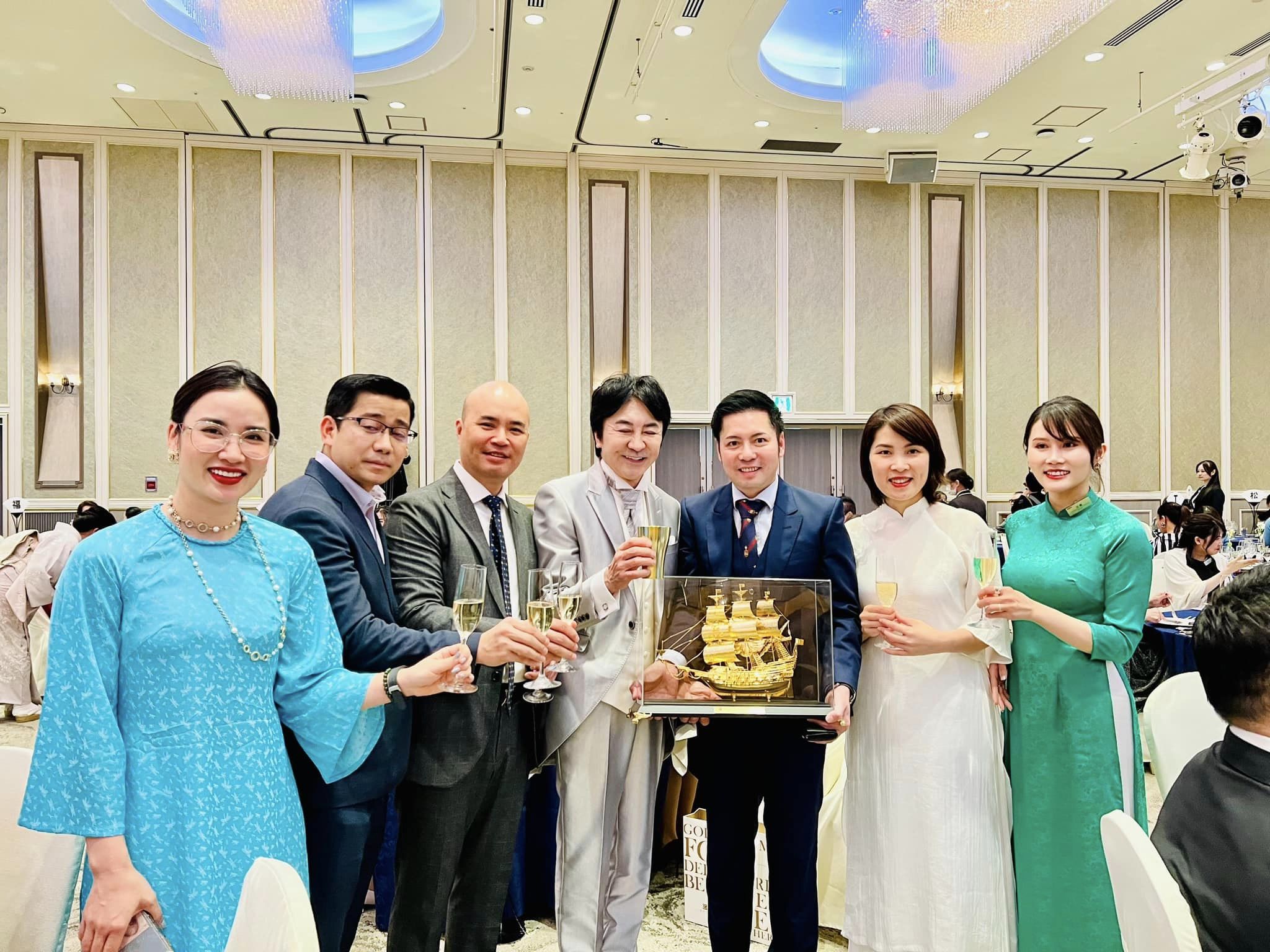 EVER Việt Nam đã vinh dự dành tặng cho EVER JAPAN một món quà ý nghĩa - Con thuyền vàng được chế tác vô cùng tinh xảo và đẳng cấp với ý nghĩa sâu sắc:
