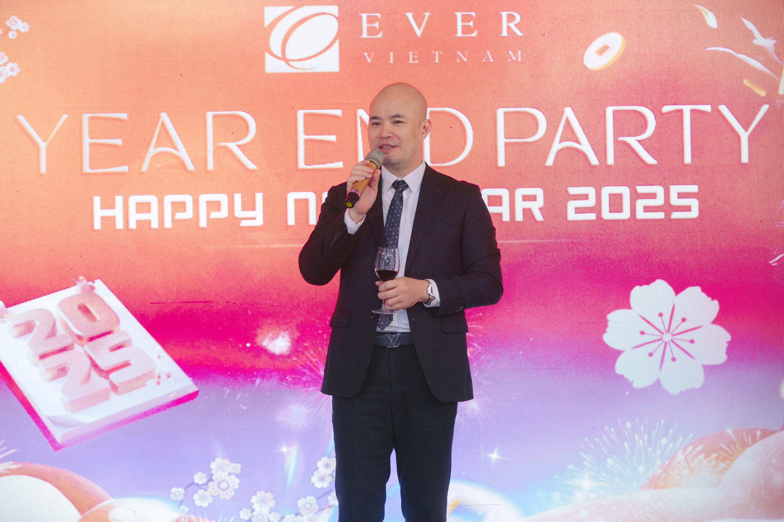 Chủ Tịch Bùi Ngọc Sơn có đôi lời phát biểu khai mạc buổi tiệc Year End Party 2024