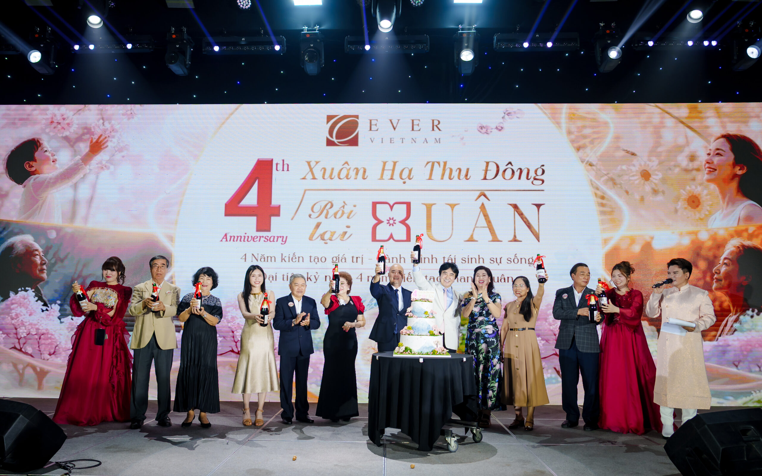 Nghi-thuc-cat-banh-khai-tiec
